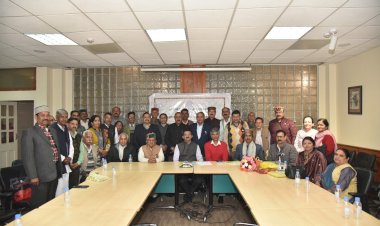 राज्य स्तरीय पहाड़ी कवि सम्मेलन का आयोजन गेयटी थियेटर में किया गया