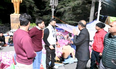 नेता प्रतिपक्ष जयराम ठाकुर प्रदर्शन कर रहे वोकेशनल टीचर्स से मिलने चौड़ा मैदान पहुंचे