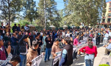 People's Union for civil liberties Association द्वारा संजोली महाविद्यालय में किये गये 6 छात्रों के अवैध निष्कासन के खिलाफ किया धरना