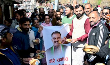 युवा मोर्चा ने सरकार के खिलाफ निकाली समोसा जलूस एवं वितरण