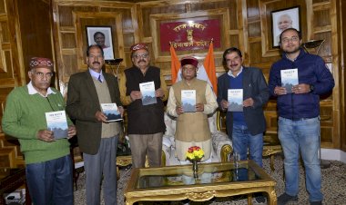 राज्यपाल ने किया ‘पहाड़ बोलते हैं’ पुस्तक का विमोचन