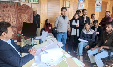 एसएफआई  ने विश्वविद्यालय में  विभिन्न मुद्दों को लेकर डी एस को सौंपा ज्ञापन