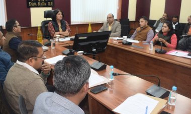 उपायुक्त ने बुधवार को बहुउद्देशीय भवन में अंतर विभागीय मुद्दों पर आयोजित समीक्षा बैठक की अध्यक्षता