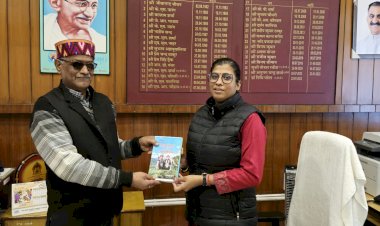 लोकगीतों में जनजीवन पर आधारित पुस्तक भेंट: उपायुक्त बिलासपुर ने की सराहना