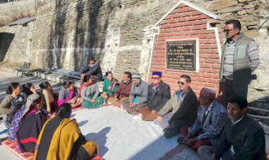 300 लोगों ने आवासीय आयुक्त कार्यालय के बाहर प्रदेश सरकार के खिलाफ नारेबाजी की