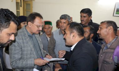 उद्योग मंत्री हर्षवर्धन चौहान ने शिलाई में सुनी जनसमस्याएं