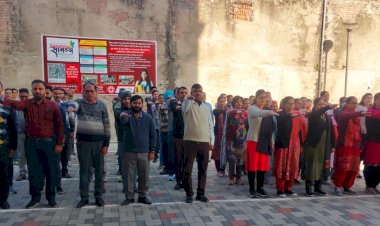 संविधान दिवस पर कर्मचारियों दिलाई शपथ