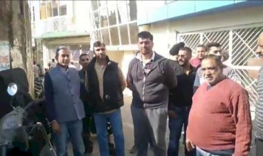 शहर के महलात रोड़ पर बेंच लगाने के मामले भड़के व्यापारी, हुआ हंगामा,पार्षद बोले नो पैकिंग जोन में लगाये बेंच....