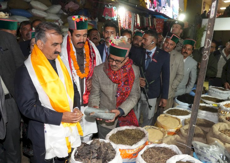 मुख्यमंत्री ने लवी मेले में ‘दोहड़ू’ और अखरोट खरीदे
