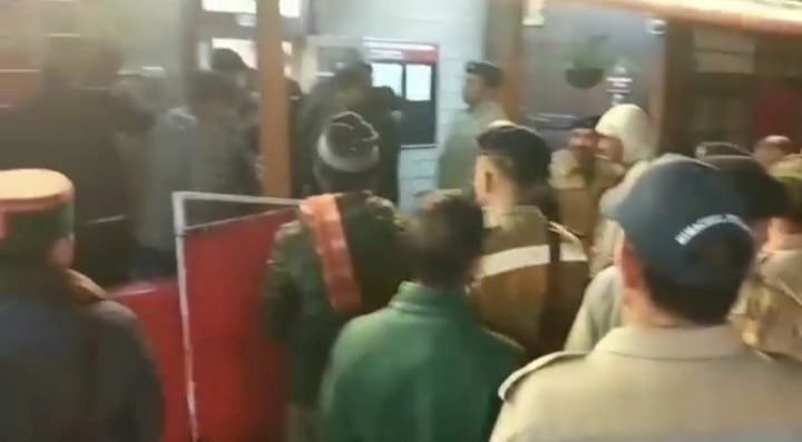 शिमला के स्वामी राम कृष्ण आश्रम में भक्त बने आंदोलनकारी, पुलिस मौके पर तैनात