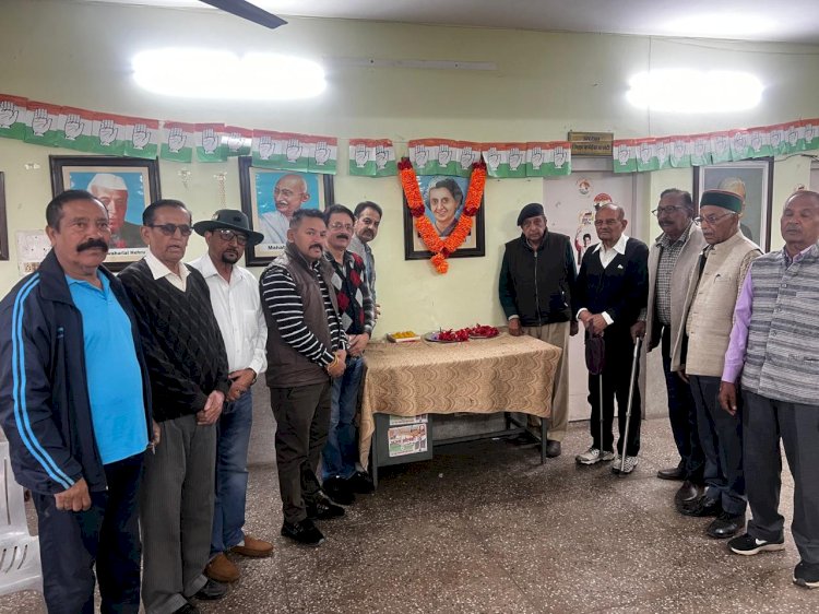 इंदिरा गांधी की जयंती पर कांग्रेस भवन में दी गई श्रद्धांजलि