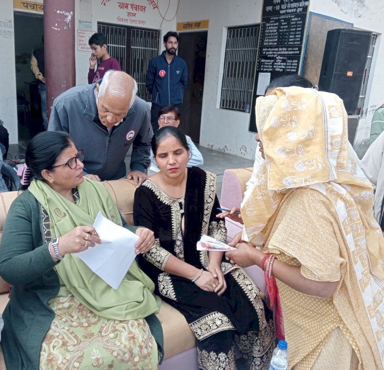 कमलेश ठाकुर ने हार और कड़ोल में सुनी जनसमस्याएं, बांटे मुख्यमंत्री शगुन योजना के चेक