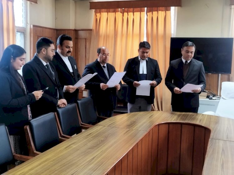 संविधान दिवस पर न्यायिक अधिकारियों ने पढ़ी संविधान की प्रस्तावना