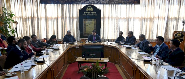 उपायुक्त की अध्यक्षता में बर्फ़बारी से निपटने की तैयारियों को लेकर बैठक आयोजित