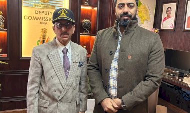 सशस्त्र सेना झंडा दिवस पर डीसी को लगाया झंडा