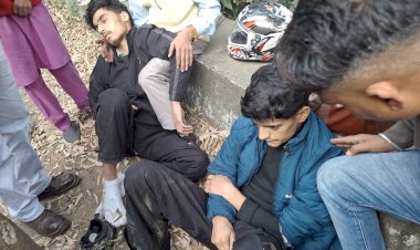 अनियंत्रित होकर ट्रक से टकराई बाइक, दो घायल