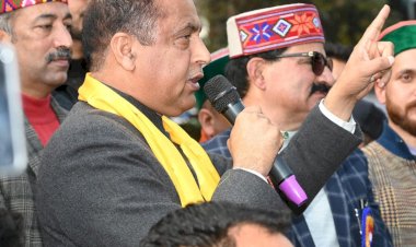 अपनी गाड़ी में बैठाकर खनन माफिया को कार्यालय क्यों लाते हैं मुख्यमंत्री : जयराम ठाकुर