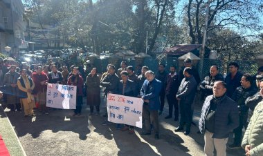 विश्वविद्यालय के शिक्षकों द्वारा लंबे समय से मांगे पूरी न होने को लेकर काले बिल्ले लगा कर किया विरोध प्रदर्शन 