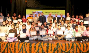 राज्यपाल ने मेधावी विद्यार्थियों को छात्रवृत्तियां प्रदान की