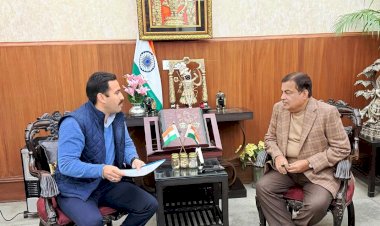 लोक निर्माण मंत्री विक्रमादित्य सिंह ने नई दिल्ली में केंद्रीय सड़क परिवहन एवं राजमार्ग मंत्री नितिन गडकरी से की भेंट