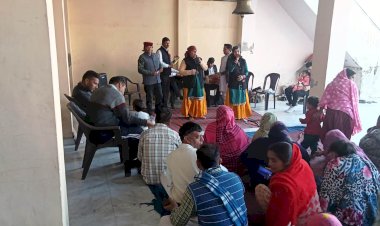 गीत संगीत और नुक्कड़ नाटकों के जरिए ग्रामीणों को बताई कल्याणकारी योजनाएं