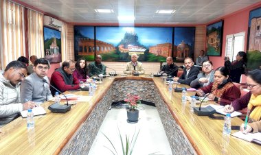 राज्य चुनाव आयुक्त अनिल खाची ने जिला हमीरपुर के अधिकारियों के साथ की बैठक