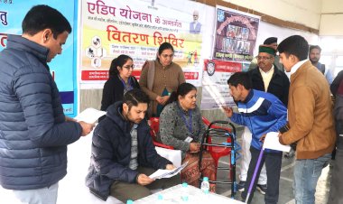 मंडी के ब्यास सदन में दिव्यांगों को वितरित किए कृत्रिम अंग व सहायक उपकरण