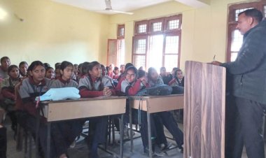 छात्राओं को बताया कि मासिक धर्म स्वच्छता और पोषण का महत्व