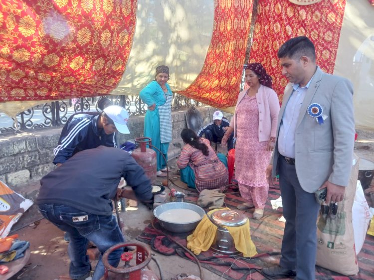 राज्य स्तरीय इंटर कॉलेज महिला कब्बडी टूर्नामेंट में परोसी जा रही है सिरमौरी धाम, खिलाडी उठा रहे है लुत्फ.....