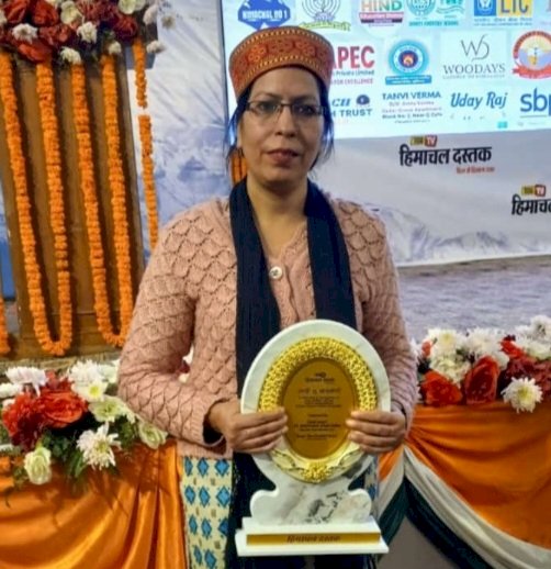 नारी तू नारायणी कार्यक्रम में, नाहन की ख़ुशनुमा को सीएम के हाथों मिला सम्मान