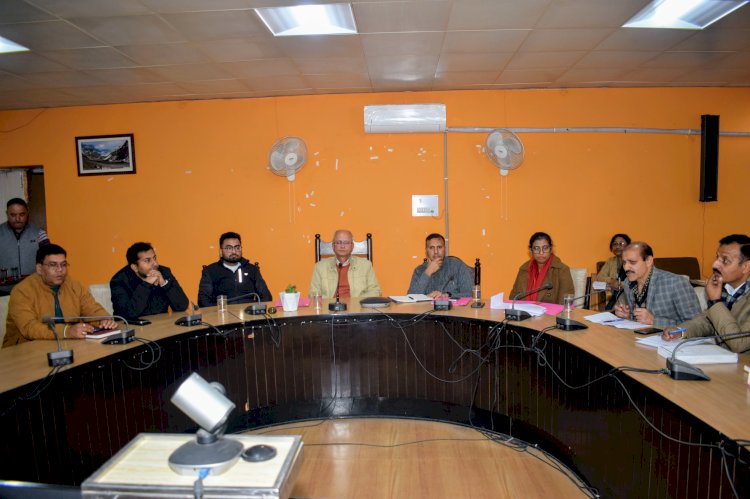 राज्य चुनाव आयुक्त ने आगामी पंचायती राज संस्थाओं एवं शहरी निकाय चुनावों की तैयारियों के लिए बैठक आयोजित की