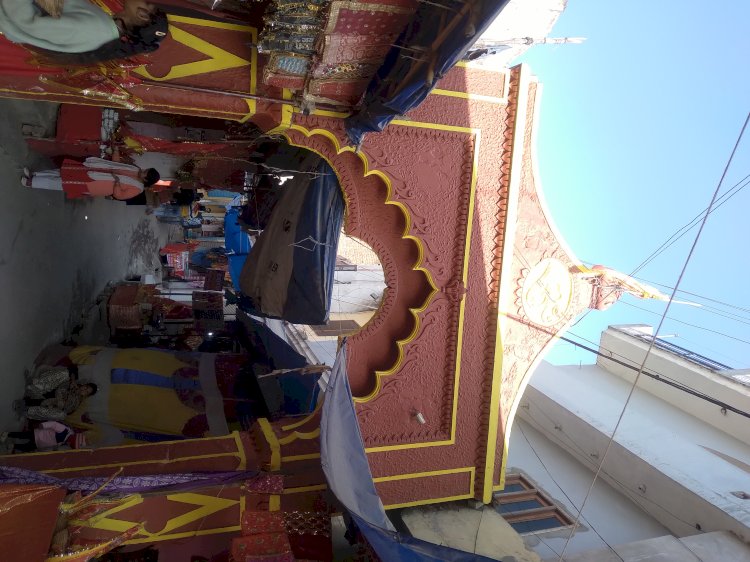 हजारों श्रद्धालु ठोकरे खा रहे हैं , मंदिर त्रिलोकपुर परिसर को जोड़ने वाली इस गली में..