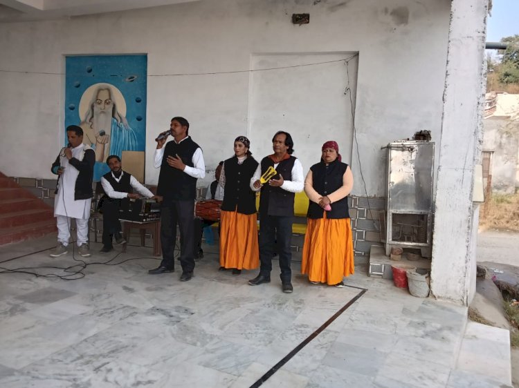 नुक्कड़ नाटकों के जरिए लोगों को दी सरकारी योजनाओं की जानकारी