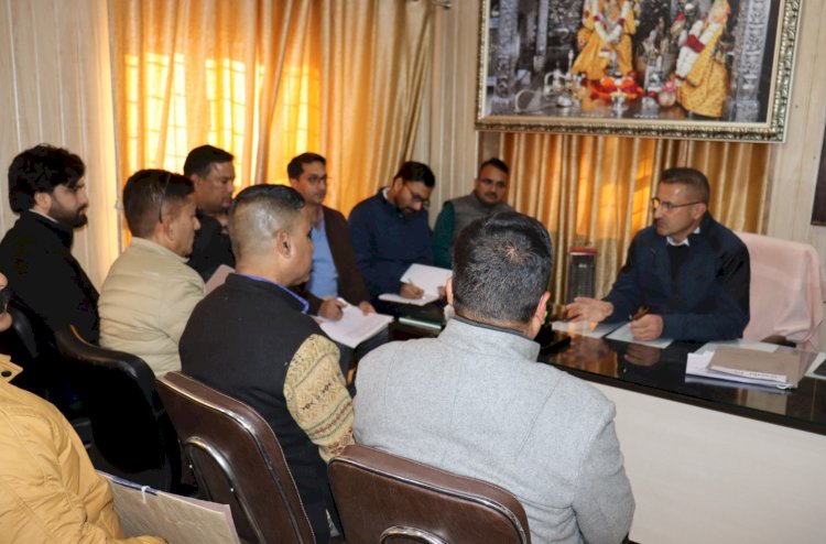 उपायुक्त ने की सरकारी योजनाओं की समीक्षा बैठक