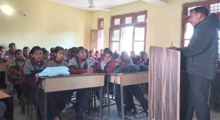 छात्राओं को बताया कि मासिक धर्म स्वच्छता और पोषण का महत्व