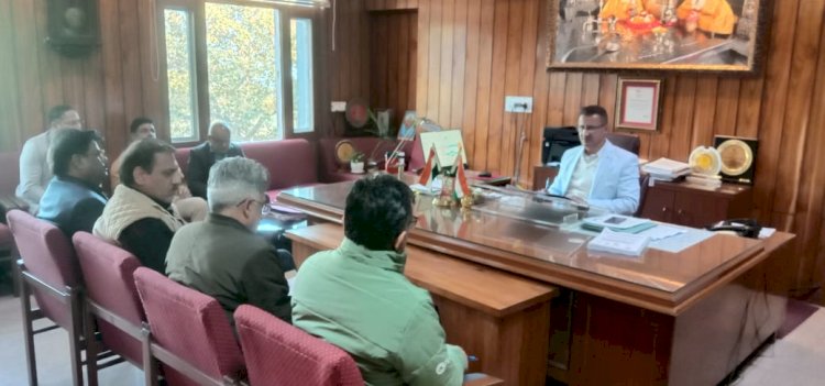 उपायुक्त ने की शीतकालीन तैयारियों से संबंधित तीसरी समीक्षा बैठक, बर्फबारी वाले क्षेत्रों में मूलभूत सुविधाओं को सुचारू रखने के दिए निर्देश