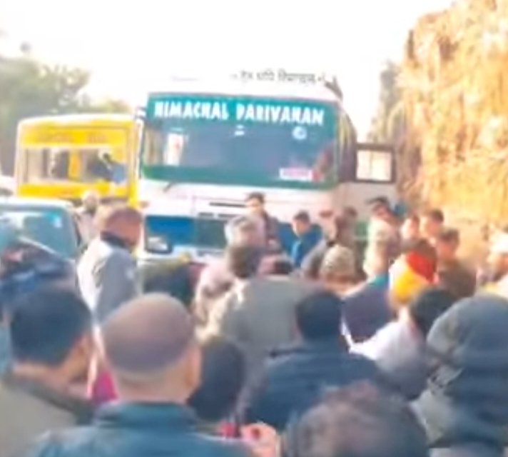 एचआरटीसी बस व ट्रक चालक हाईवे पर आपस मे भिड़े, वीडियो हुआ वायरल
