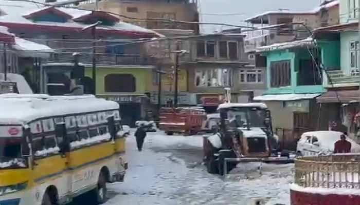 सिरमौर के ऊंचाई वाले क्षेत्रों में बर्फबारी से मुश्किलें, परिवहन निगम के कई रूट बाधित
