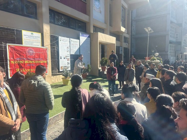 हिमाचल प्रदेश शिक्षक कल्याण संघ ने विश्वविद्यालय कुलपति कार्यालय के बाहर किया विशाल धरने का आयोजन