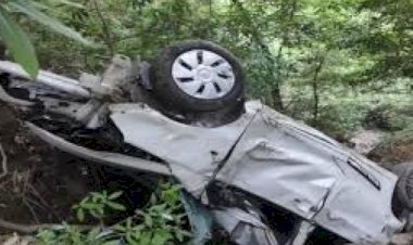 हरिपुर धार सड़क पर कार खाई में गिरी हरियाणा के 4 पर्यटक हुए घायल,