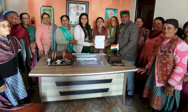 महिला मंडल कुड़िया कड़ंग ने की विधायक रीना कश्यप से भेंट