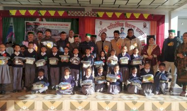 केवल पठानिया ने स्कूली बच्चों को बांटे ट्रैक सूट और जूते