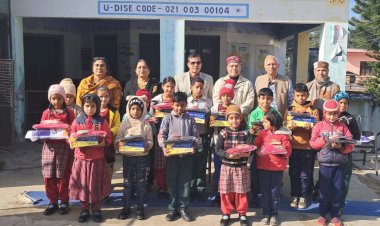 पर्यावरण समिति नाहन ने चीड़ावाली स्कूल में बांटे  स्वेटर, जूते और मौजों