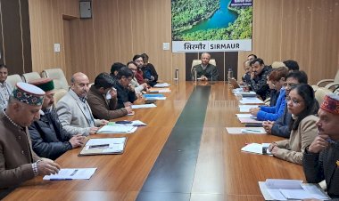 राज्य निर्वाचन आयुक्त की अध्यक्षता में हुई प्रशासनिक अधिकारियों की बैठक