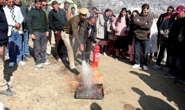 ढालपुर में प्रधानाचार्य, बीपीईओ को दिया गया आग से बचाव का प्रशिक्षण !
