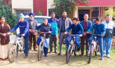 उपायुक्त ने प्रेम आश्रम में विशेष बच्चों को भेंट की साइकिलें
