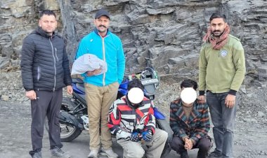 बाइक पर जा रहे 2 युवकों से पकड़ी 941 ग्राम चरस, पुलिस हिरासत में आरोपी