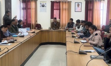 निर्धारित समय में विकास कार्योंे को पूरा करवाएं अधिकारी: पठानिया