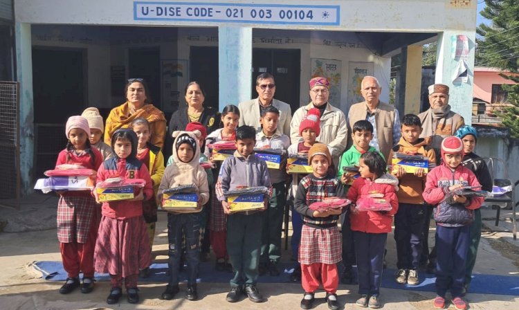 पर्यावरण समिति नाहन ने चीड़ावाली स्कूल में बांटे स्वेटर, जूते और मौजों
