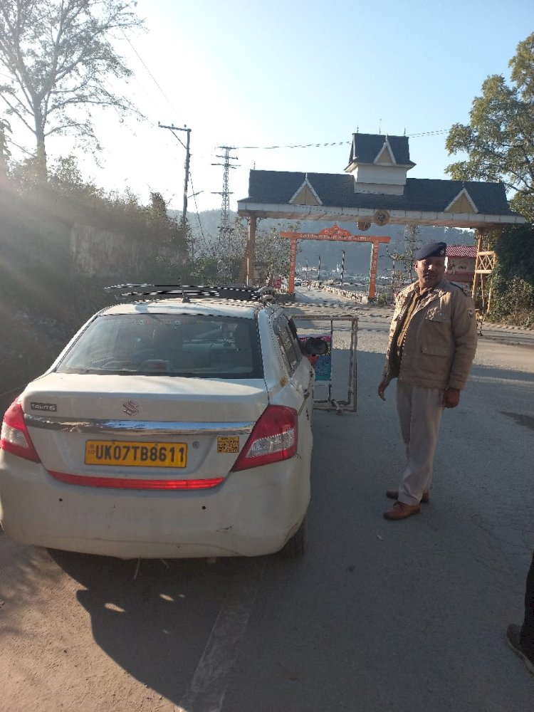 अंग्रेजी शराब की 4 पेटियां बरामद, यमुना पुल के पास पुलिस ने हिरासत में लिया आरोपी टैक्सी चालक